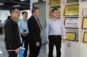 热烈欢迎市政府秘书长林兢一行莅临半岛(中国)一站式服务平台集团广西公司考察指导